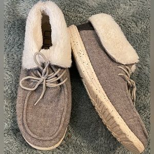 Hey Dudes faux fur trimmed booties size 11. Good condition.